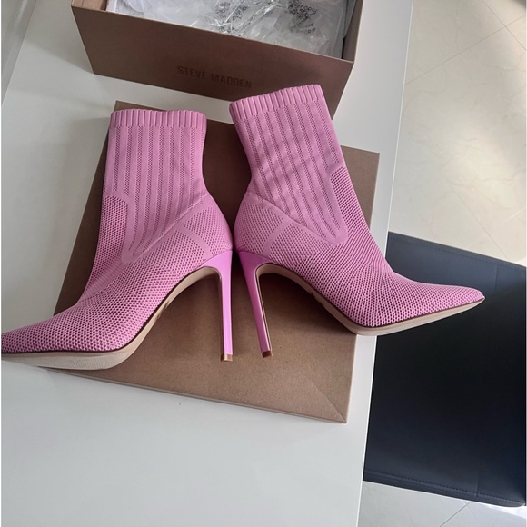 Steven Madden Discreet Knit Pointed Toe Sock Booties - Picture 4 of 11